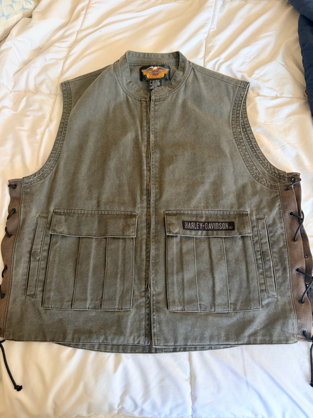 HARLEY DAVISON VINTAGE IRON RIDING VEST WITH TIES ON SIDE. SIZE: MEDIUM.